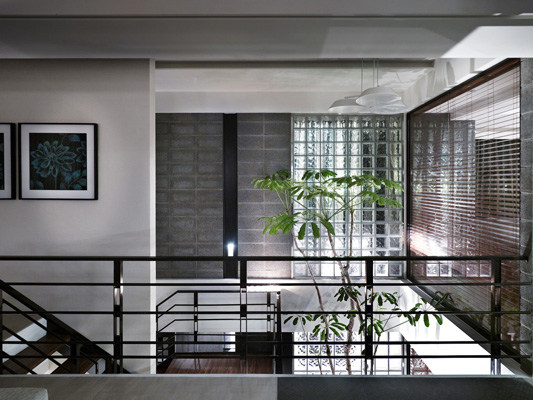 設計師用以多種元素，水泥磚、透明玻璃磚與植栽連接一二樓的生活風景