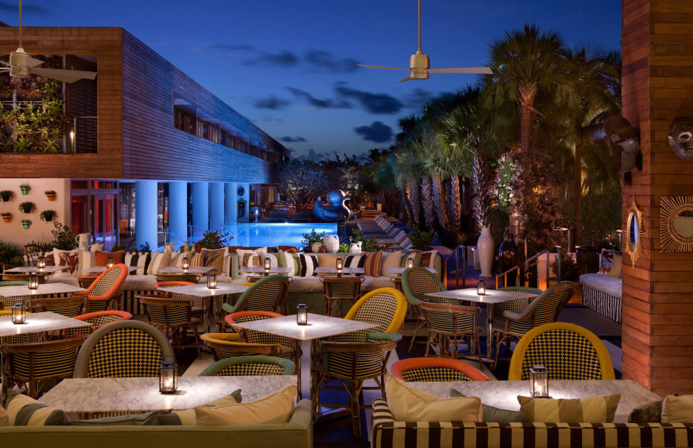 菲利普·斯塔克-SLS Hotel South Beach_bar_centro_with_pool_view_lo_res.jpg