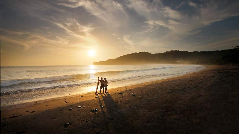 尼加拉瓜Mukul精品渡假酒店_1920x1080_landscape_coupleonbeachwatchingsunset_01_.jpg