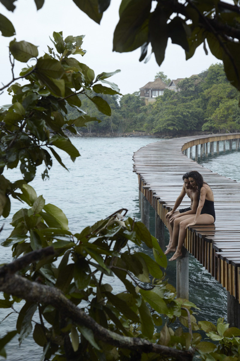 柬埔寨情人岛私人度假村 Song Saa Private Island_(1)12-guest-couple-sittting-in-the-rain-on-the-bridge-to-koh-bong_0467.jpg