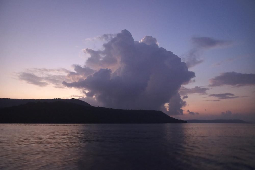 柬埔寨情人岛私人度假村 Song Saa Private Island_(1)sunrise-over-nearby-island-koh-rong_8592.jpg