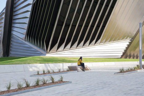 dezeen_Eli-and-Edythe-Broad-Art-Museum-by-Zaha-Hadid_2.jpg