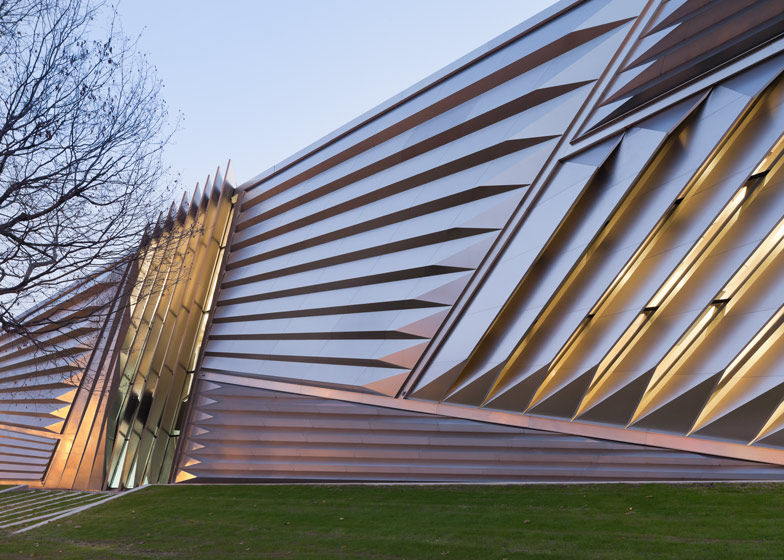 dezeen_Eli-and-Edythe-Broad-Art-Museum-by-Zaha-Hadid_ss_10.jpg