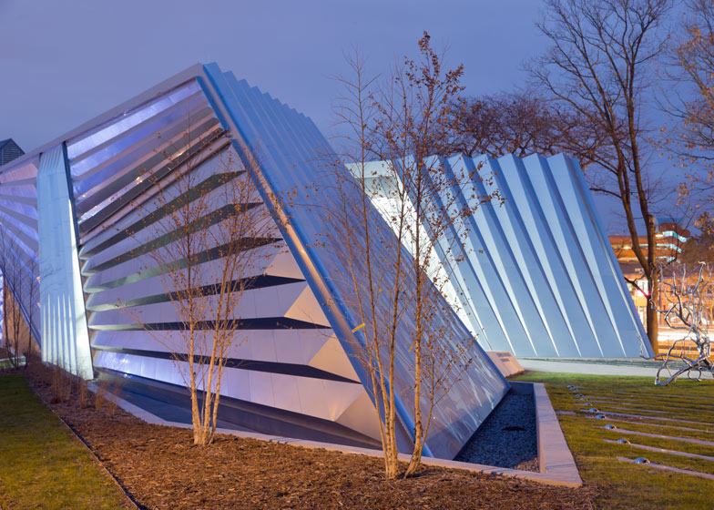 dezeen_Eli-and-Edythe-Broad-Art-Museum-by-Zaha-Hadid_ss_12.jpg