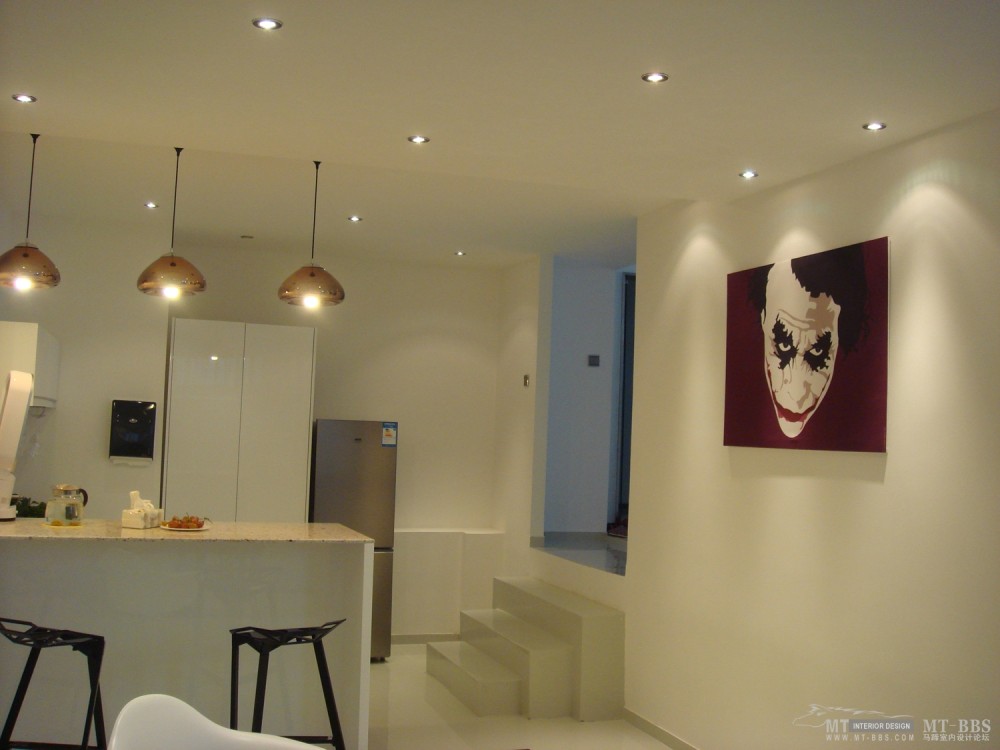西安潘塔室内设计事务所  极简风格_办公室酒水间吧台，墙上红色的Joker提亮空间