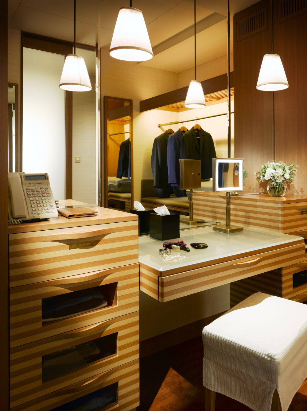 Hi_H6Q4J_28203473_Deluxe Room - Dressing Room.jpg