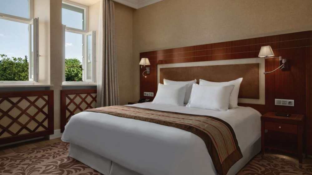 立陶宛维尔纽斯凯宾斯基酒店 Kempinski Hotel Cathedral Square_SetWidth1300-ExecutiveSuiteBedroom6.jpg