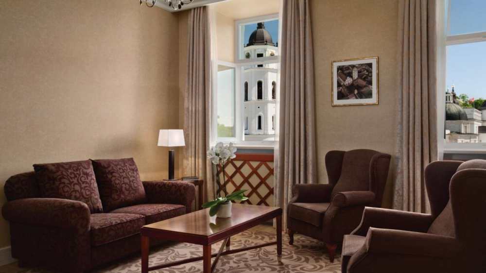 立陶宛维尔纽斯凯宾斯基酒店 Kempinski Hotel Cathedral Square_SetWidth1300-ExecutiveSuitelivingroom2.jpg