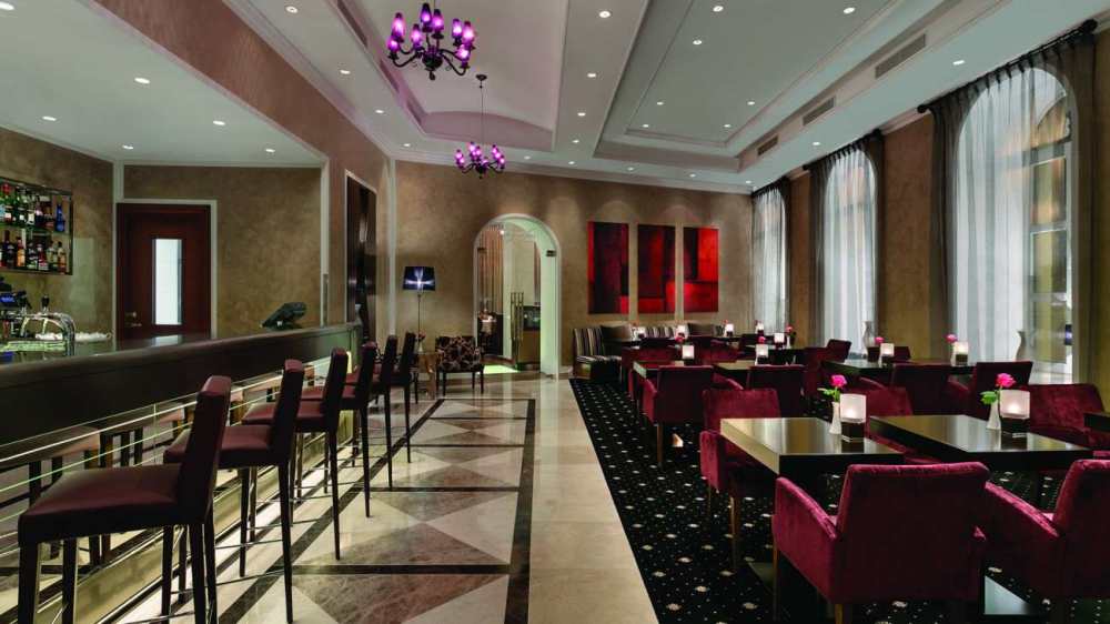 立陶宛维尔纽斯凯宾斯基酒店 Kempinski Hotel Cathedral Square_SetWidth1300-LeSalonBarandLounge2.jpg