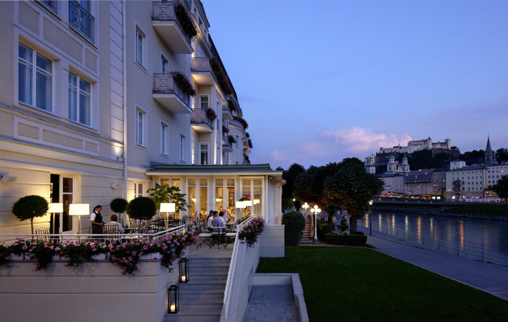 奥地利萨尔兹堡萨赫酒店 Hotel Sacher Salzburg_41113308-H1-Terrace_Sacher_Bar_by_night.jpg
