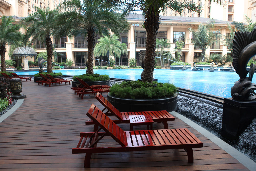 广州海怡半岛星河湾酒店 Haiyi Chateau Star River Peninsula Hotel_45832571-H1-Outdoor_Swimming_Pool_Facility_Chairs.jpg