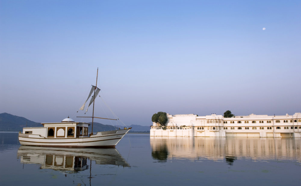 印度乌代浦尔泰姬湖皇宫酒店 Taj Lake Palace_28802736-H1-Royal Spa Boat 1.jpg