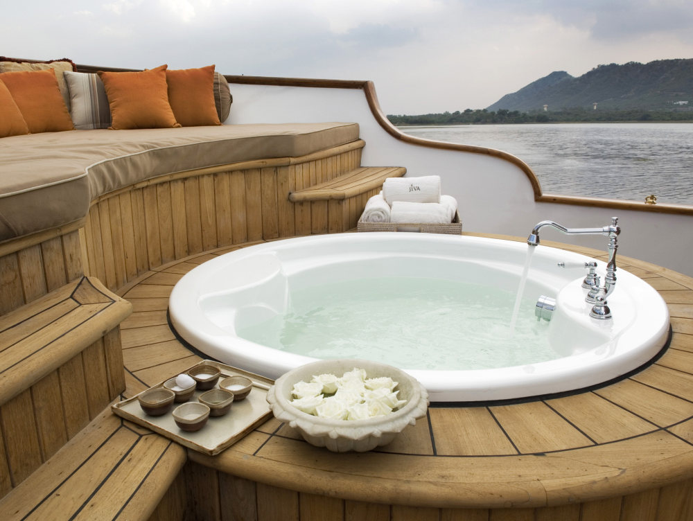 印度乌代浦尔泰姬湖皇宫酒店 Taj Lake Palace_28802748-H1-Soak Bath - Royal Spa Boat.jpg