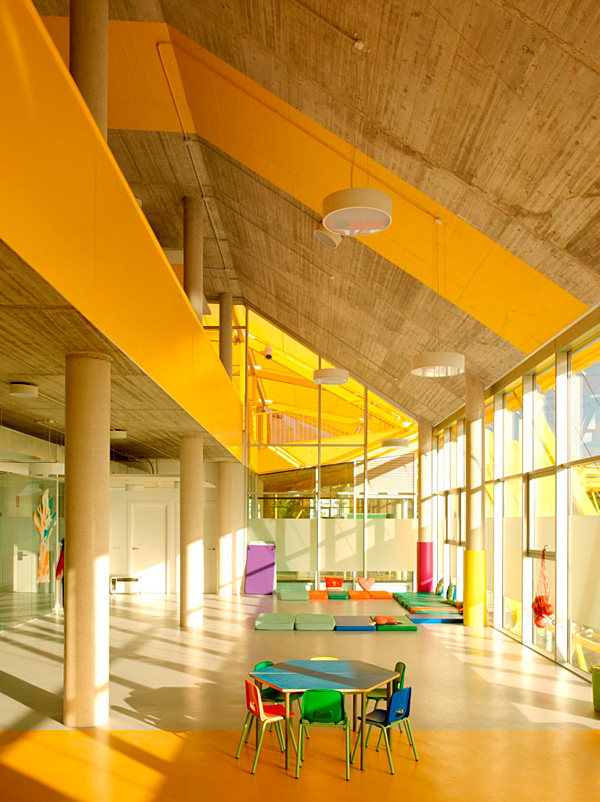 马德里“广场生态城市”的幼儿园设计_整个天花板，墙壁和地板的颜色舒展的黄色斑块