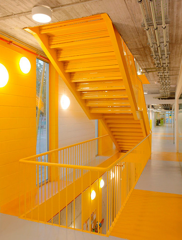 马德里“广场生态城市”的幼儿园设计_在楼梯口的建设与公平的脸混凝土外墙的黄色亮点