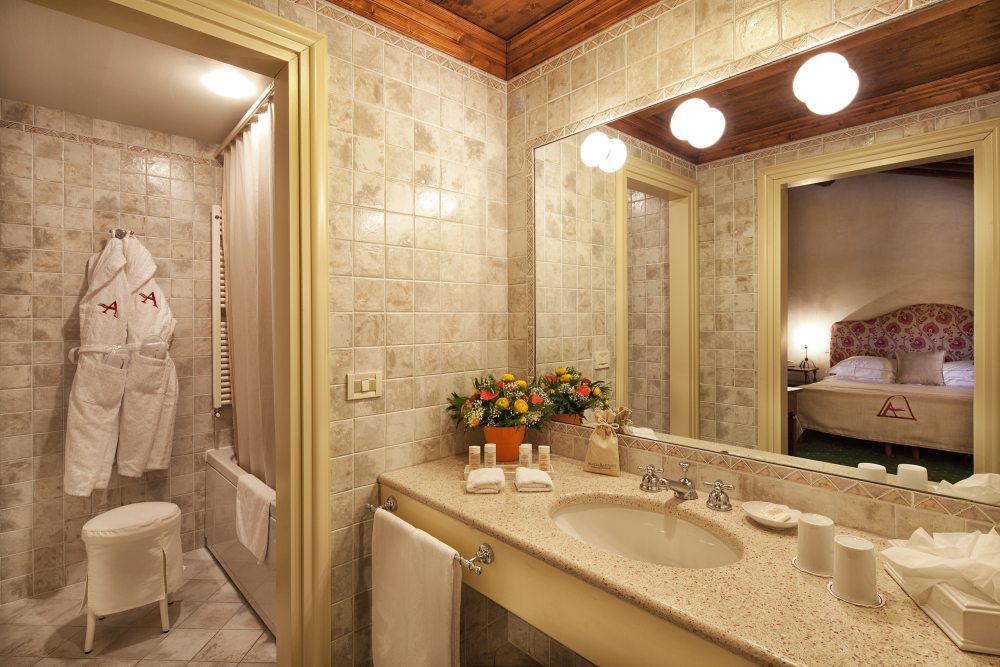意大利布雷西亚阿扎格宫酒店 Palazzo Arzaga Hotel_46203350-H1-classic_palazzo_bath.jpg