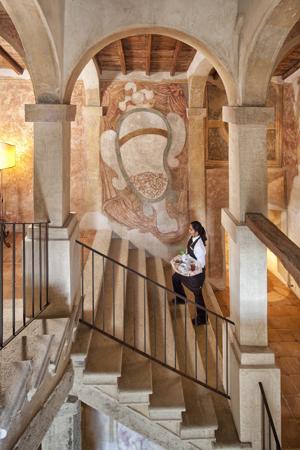 意大利布雷西亚阿扎格宫酒店 Palazzo Arzaga Hotel_46203584-H1-fresco_staircase_waitress.jpg