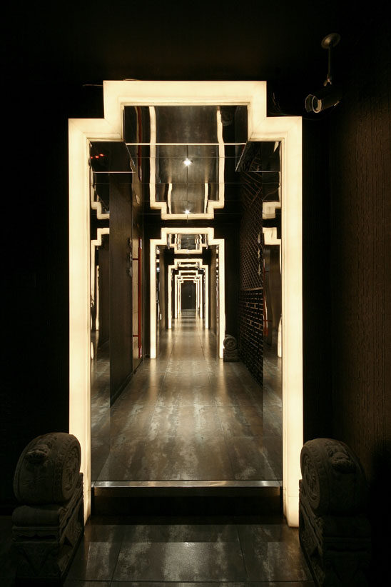 走廊分成若干段，并设计成发光口，从视觉上缩短了距离.jpg