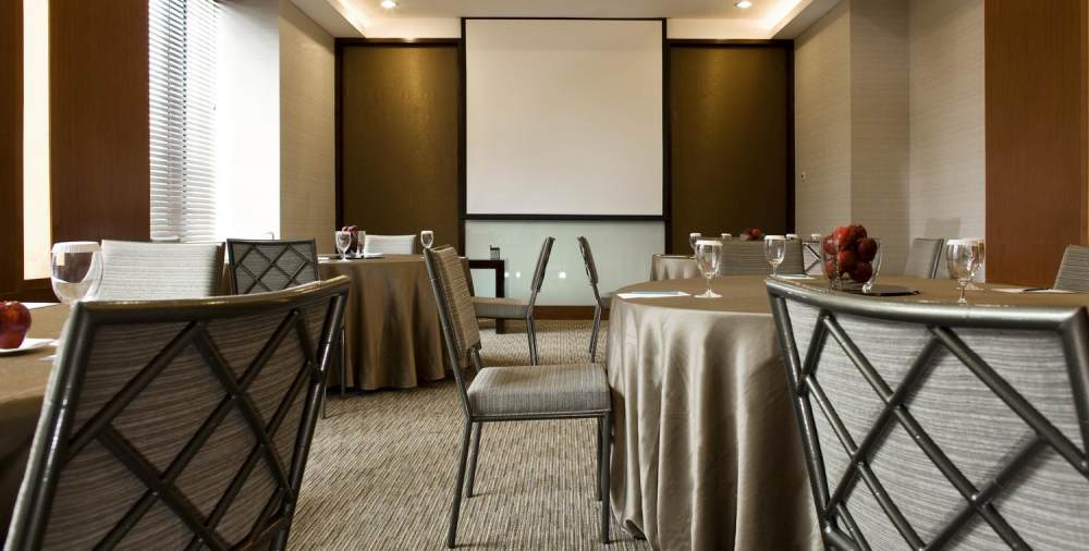 印度尼西亚雅加达艾美酒店_6)Le Meridien Jakarta—Round table at Antasena Function Room 拍攝者.jpg