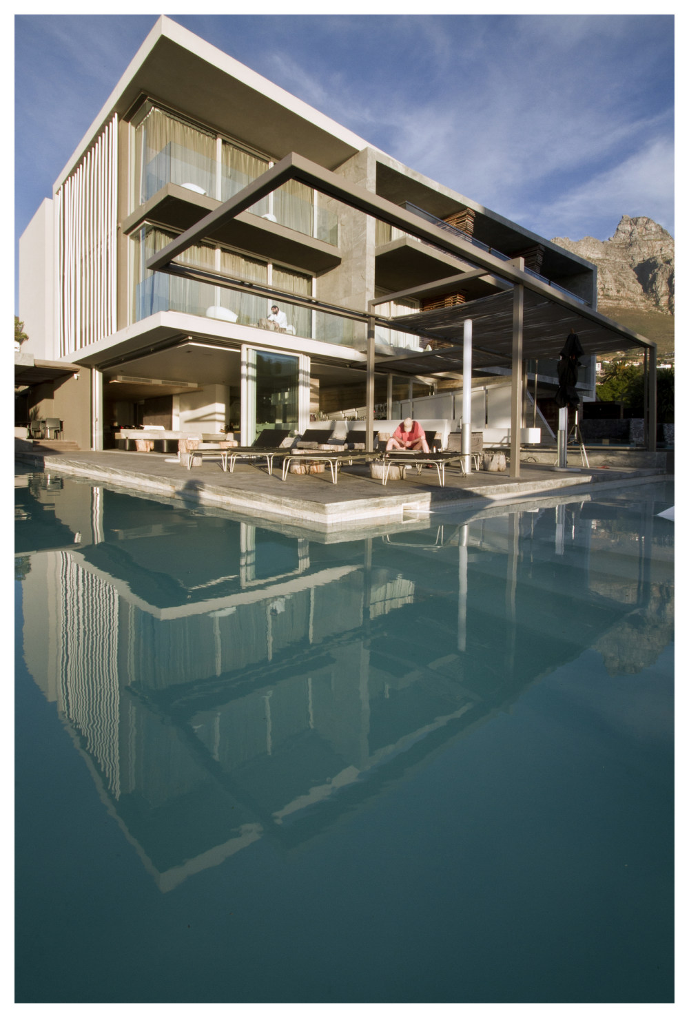 南非坎普斯湾POD酒店 POD Camps Bay Hotel_50f8c5b1b3fc4b316d000357_pod-greg-wright-architects_pod_ext_010.jpg
