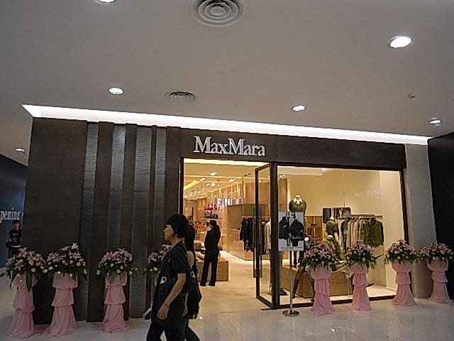 意大利品牌MaxMara_metal replace - show window glass adj.-1.JPG