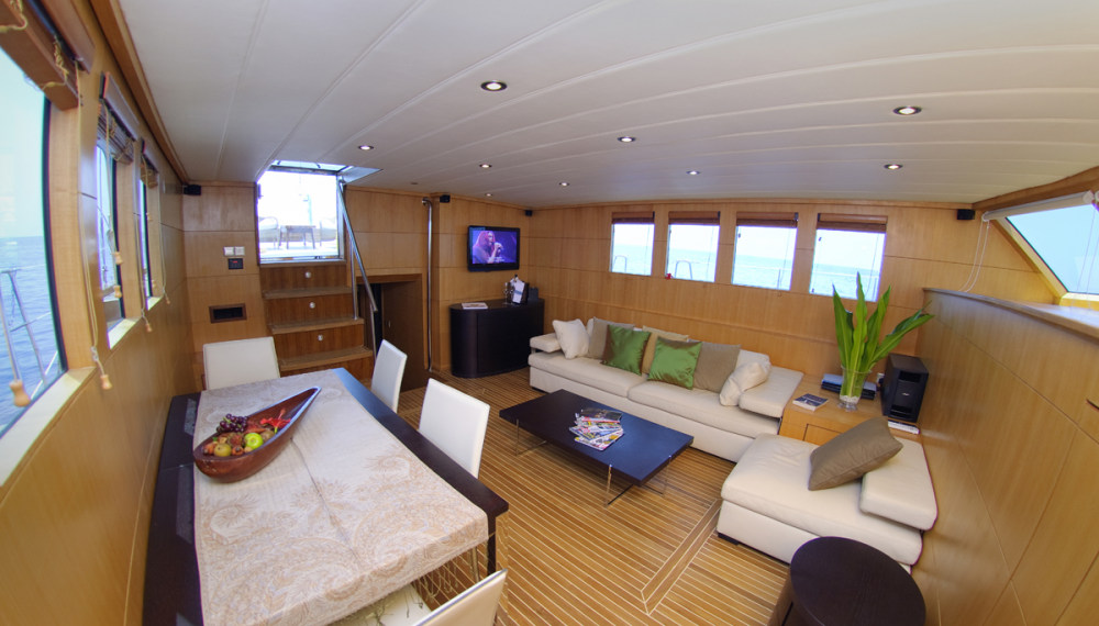 Dhigu yacht interior.jpg