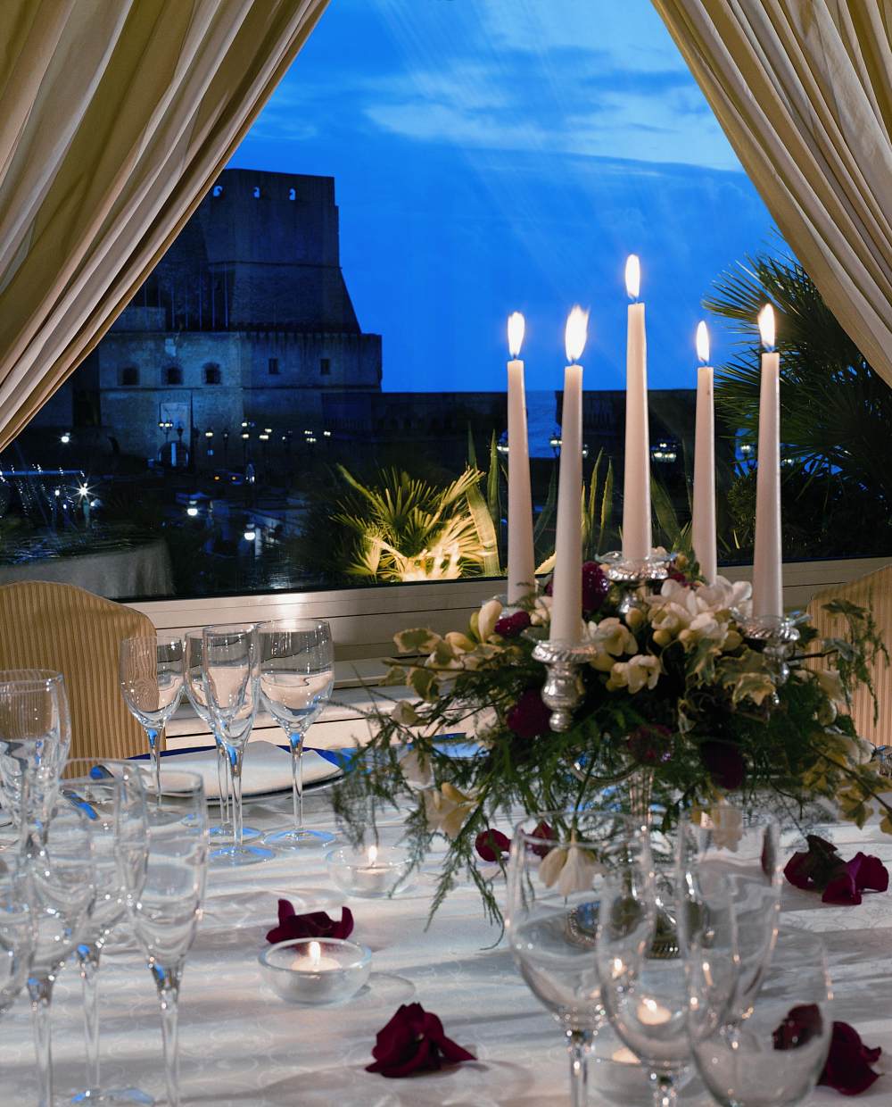 意大利索兰托Grand Hotel Vesuvio_28060902-H1-TAVOLO PUCCINI.JPG