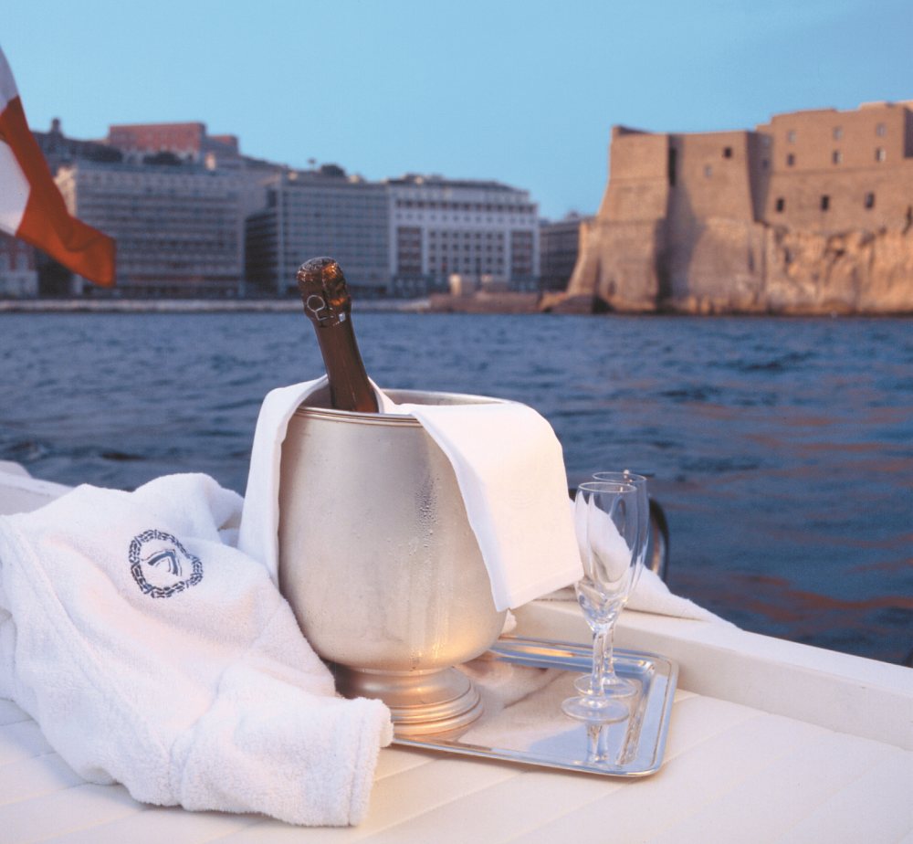 意大利索兰托Grand Hotel Vesuvio_45518685-H1-barca_champagne.jpg