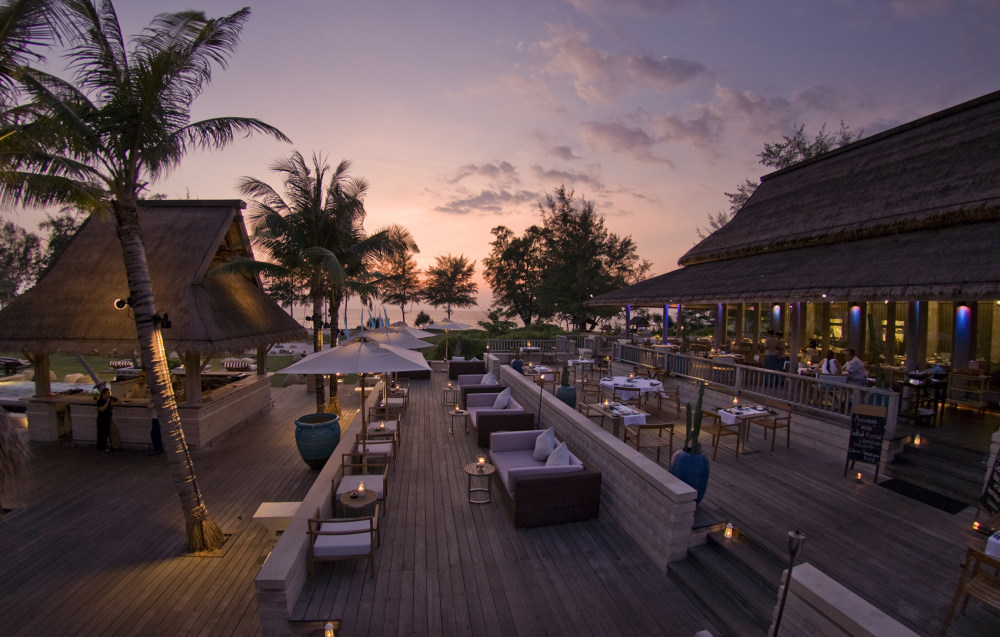 泰国苏梅岛拉瓦娜水疗度假村 Anantara Lawana Koh Samui Resort & Spa_SeaFireSalt Deck.jpg