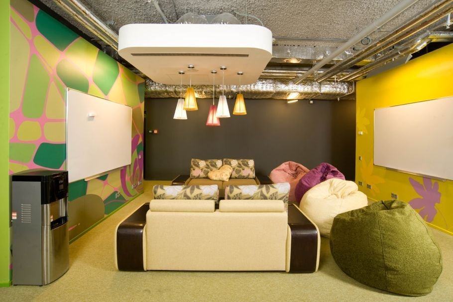 谷歌莫斯科新办公室尽显俄式风情_会议室里安放着一些豆袋沙发，墙上挂着一块白板。    