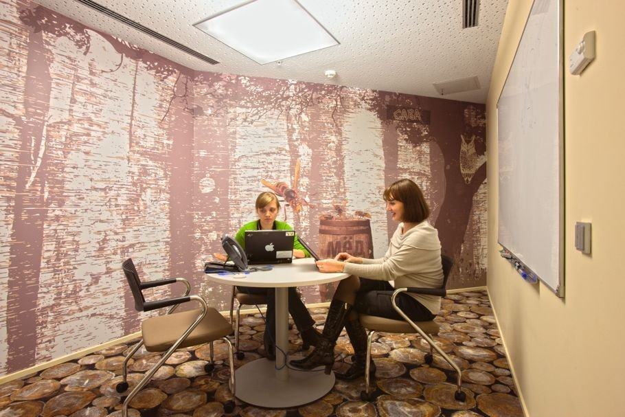 谷歌莫斯科新办公室尽显俄式风情_另一个以森林为主题的会议室。    