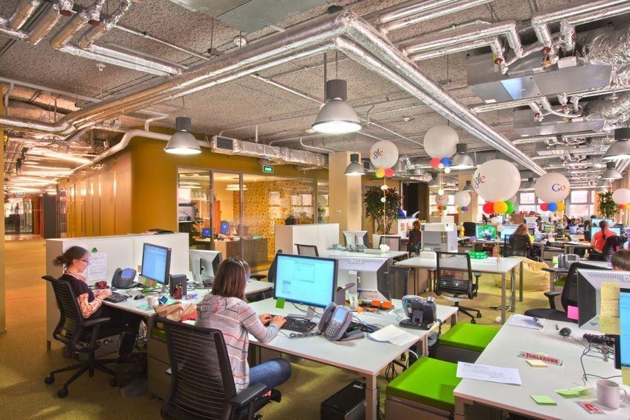 谷歌莫斯科新办公室尽显俄式风情_员工们蜿蜒分布的办公桌。    