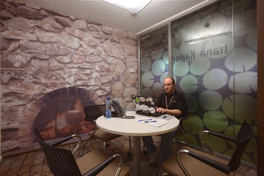 谷歌莫斯科新办公室尽显俄式风情_一个木制主题设计的特例——以石头为设计主题的房间。             