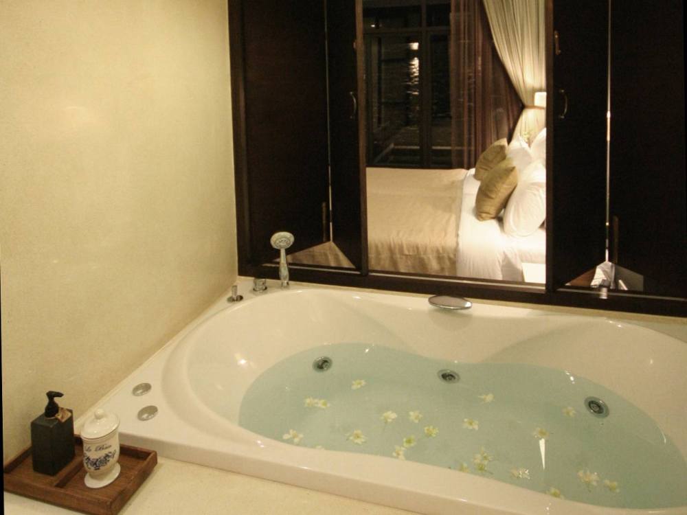 苏梅岛海酒店 The Sea Koh Samui_1-bed-suite-bathroom.jpg