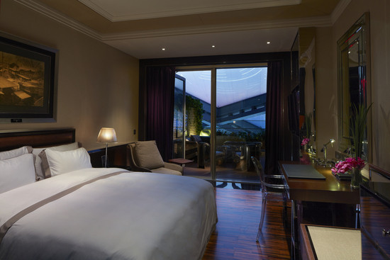 北京怡亨酒店 Hotel Eclat Beijing_large_gallery_hupekeb_49611992_deluxe_room_with_terrace_550x367_72.jpeg