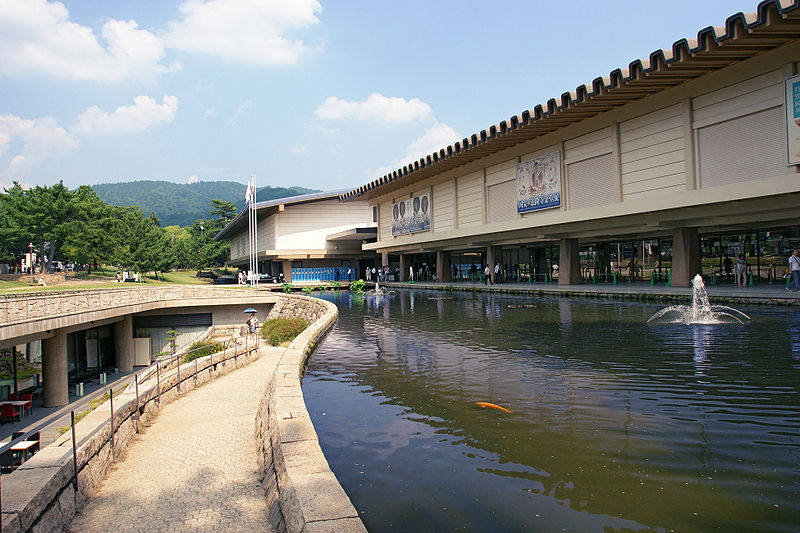 日本国宝系列鉴赏_800px-Nara_national_museum02st3200.jpg