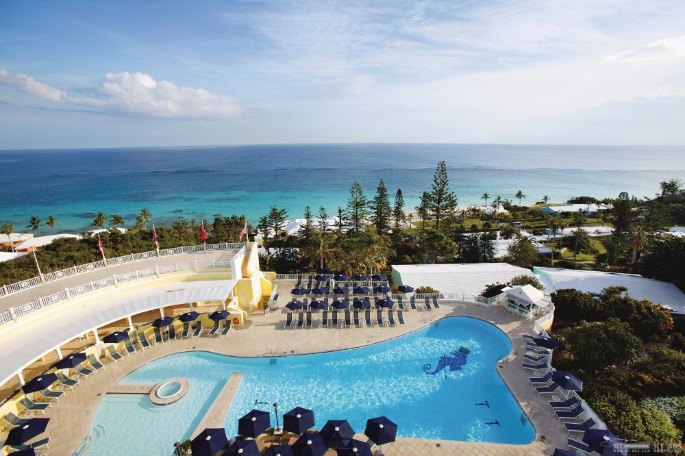 百慕达文华东方酒店 Elbow Beach, Bermuda_bermuda-exterior-pool-and-ocean-view.jpg