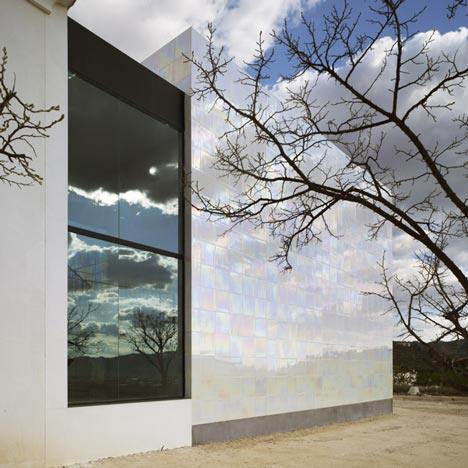 在Alguena音乐厅和房子_dezeen_Music-Hall-and-House-in-Alguena-by-Cor-and-Asociados_03.jpg