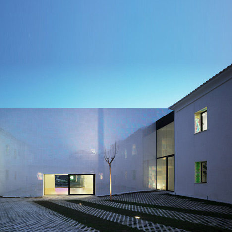 在Alguena音乐厅和房子_dezeen_Music-Hall-and-House-in-Alguena-by-Cor-and-Asociados_07.jpg