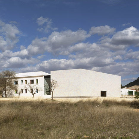 在Alguena音乐厅和房子_dezeen_Music-Hall-and-House-in-Alguena-by-Cor-and-Asociados_09.jpg