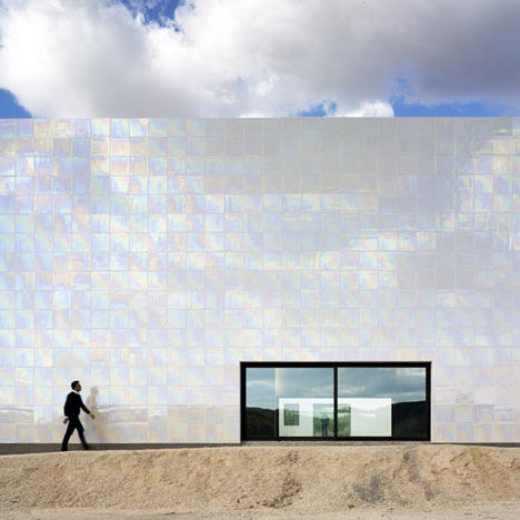 在Alguena音乐厅和房子_dezeen_Music-Hall-and-House-in-Alguena-by-Cor-and-Asociados_10.jpg