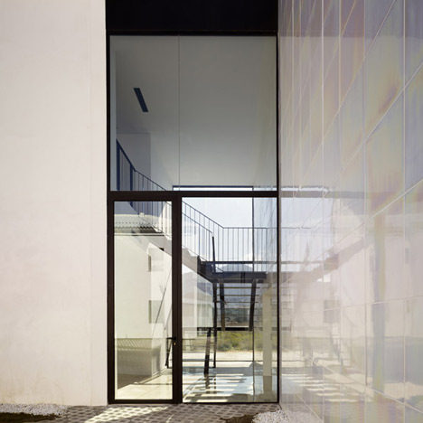 在Alguena音乐厅和房子_dezeen_Music-Hall-and-House-in-Alguena-by-Cor-and-Asociados_14.jpg