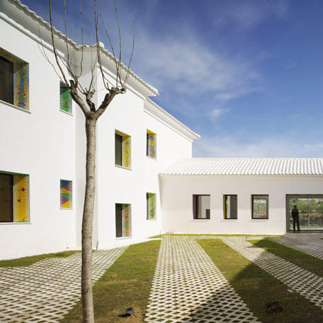 在Alguena音乐厅和房子_dezeen_Music-Hall-and-House-in-Alguena-by-Cor-and-Asociados_15.jpg