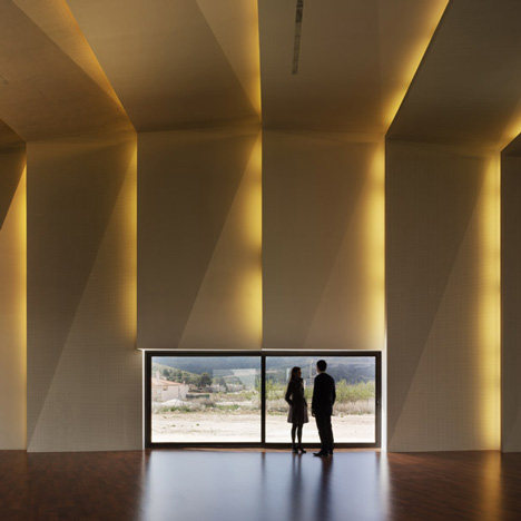 在Alguena音乐厅和房子_dezeen_Music-Hall-and-House-in-Alguena-by-Cor-and-Asociados_17.jpg