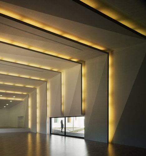 在Alguena音乐厅和房子_dezeen_Music-Hall-and-House-in-Alguena-by-Cor-and-Asociados_18.jpg