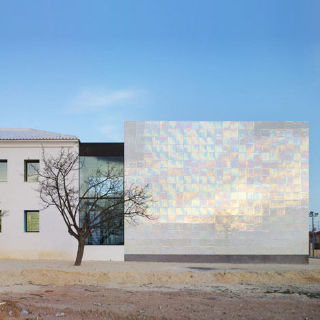 在Alguena音乐厅和房子_dezeen_Music-Hall-and-House-in-Alguena-by-Cor-and-Asociados_21.jpg