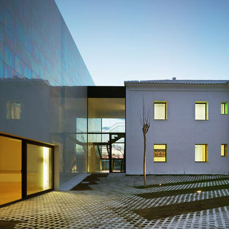 在Alguena音乐厅和房子_dezeen_Music-Hall-and-House-in-Alguena-by-Cor-and-Asociados_23.jpg