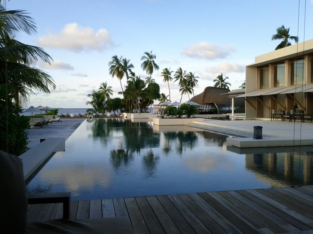 马尔代夫哈达哈岛柏悦酒店Park Hyatt Maldives Hadahaa高清自拍_park-hyatt-maldives-hadahaa-main-pool-view-from-the-bar.jpg