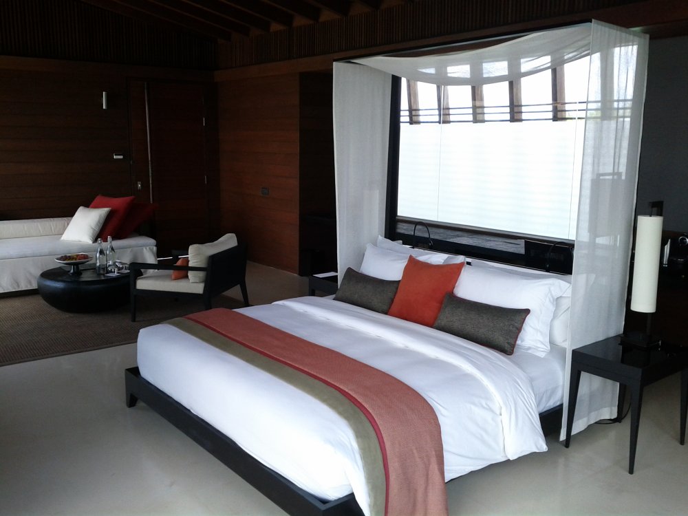 马尔代夫哈达哈岛柏悦酒店Park Hyatt Maldives Hadahaa高清自拍_park-hyatt-maldives-hadahaa-over-water-villa-bed.jpg