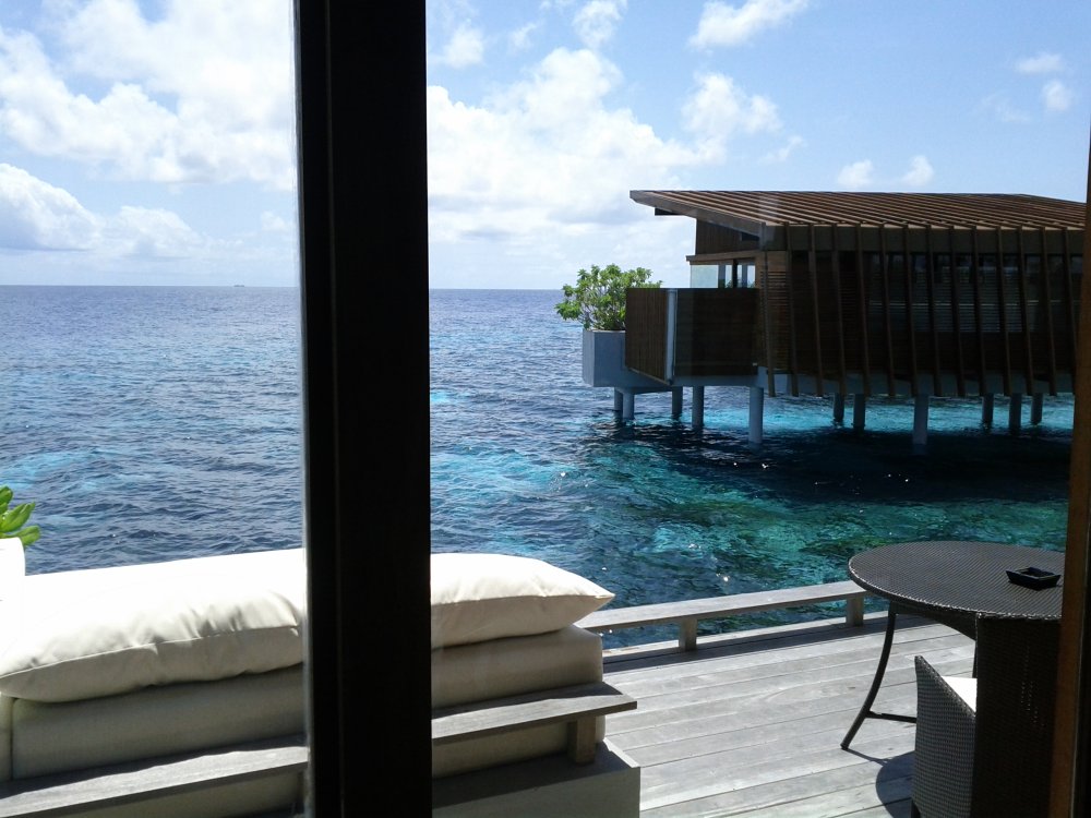 马尔代夫哈达哈岛柏悦酒店Park Hyatt Maldives Hadahaa高清自拍_park-hyatt-maldives-hadahaa-over-water-villa-view-inside-of-other-villa.jpg